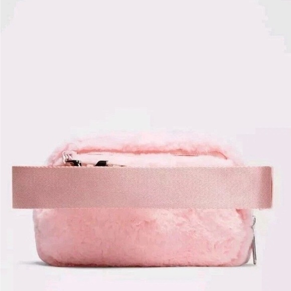 e10-1 NWT Lululemon Everywhere Belt Bag Plush Fleece, Strawberry Milkshake - Picture 4 of 4